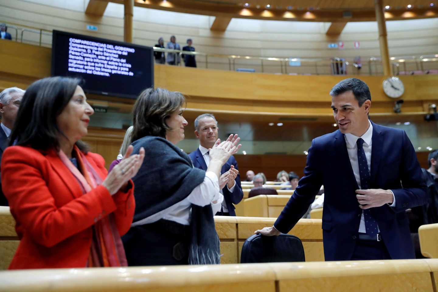 Dolores Delgado aplaude la intervención de Pedro Sánchez este martes en el Senado en presencia de la ministra Robles.