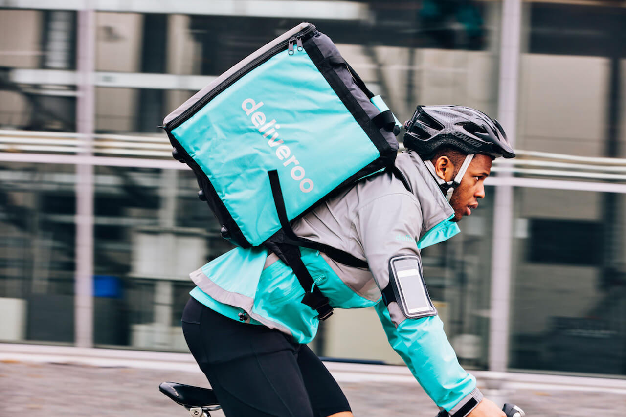 Deliveroo, a las puertas del juzgado: "Los repartidores son autónomos porque ellos lo quieren"