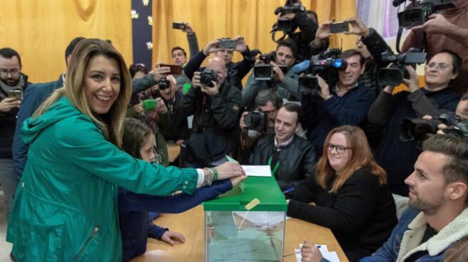 Susana Díaz, en el momento de depositar su voto. Susana Díaz, en el momento de depositar su voto.
