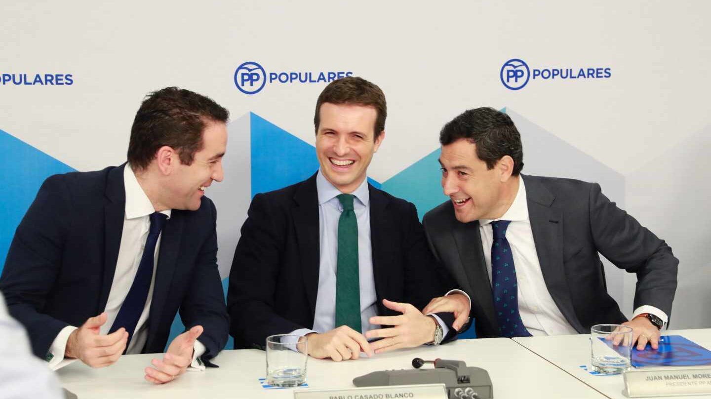 El presidente del PP, Pablo Casado (c), junto al candidato del PP a la Junta, Juanma Moreno (d), y el secretario general del PP, Teodoro García Egea (i), al inicio de la reunión hoy del Comité Ejecutivo Nacional de su partido para analizar el resultado de las elecciones andaluzas.