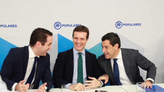 El presidente del PP, Pablo Casado (c), junto al candidato del PP a la Junta, Juanma Moreno (d), y el secretario general del PP, Teodoro García Egea (i), al inicio de la reunión hoy del Comité Ejecutivo Nacional de su partido para analizar el resultado de las elecciones andaluzas.