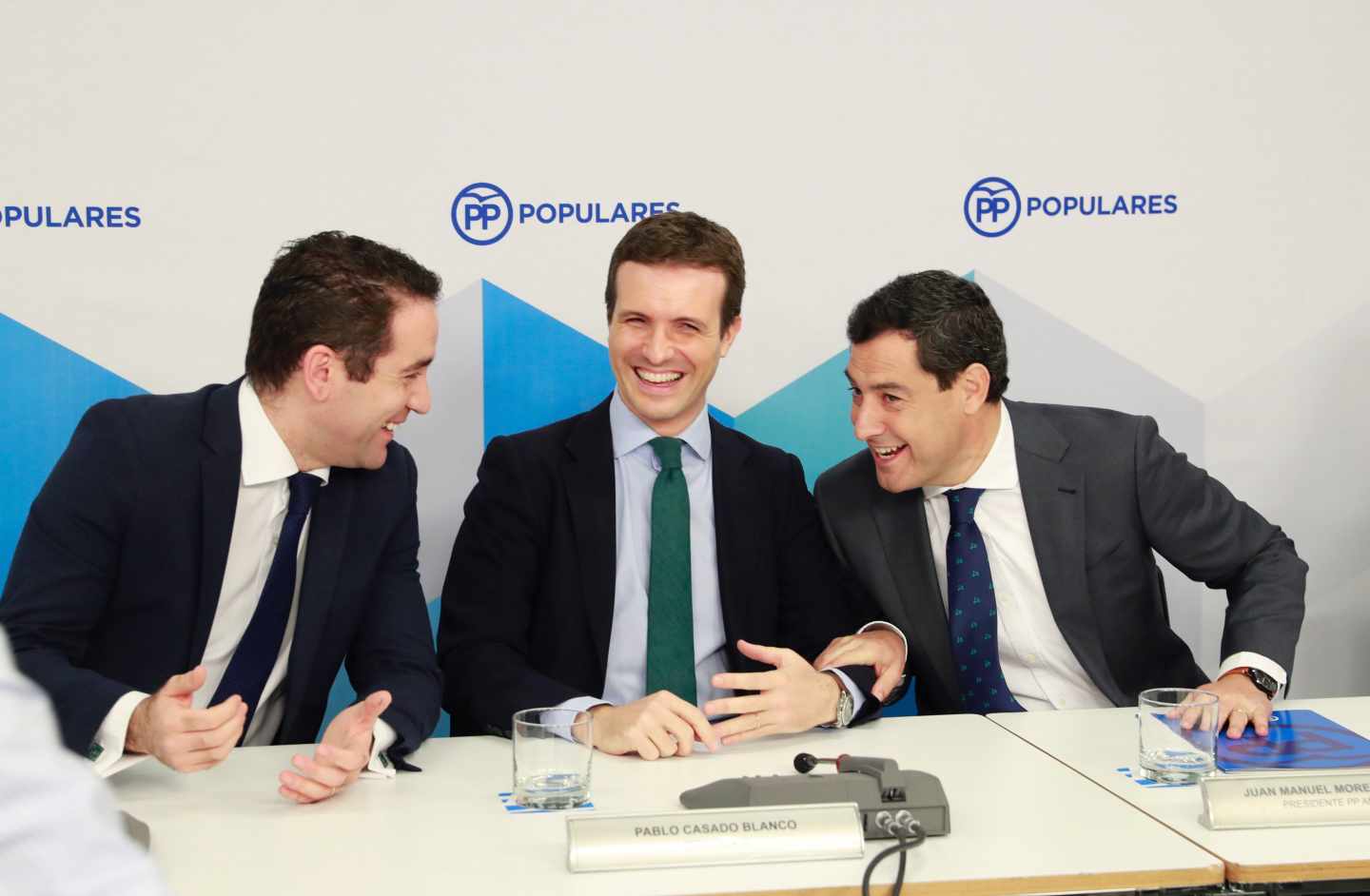 El presidente del PP, Pablo Casado (c), junto al candidato del PP a la Junta, Juanma Moreno (d), y el secretario general del PP, Teodoro García Egea (i), al inicio de la reunión hoy del Comité Ejecutivo Nacional de su partido para analizar el resultado de las elecciones andaluzas.