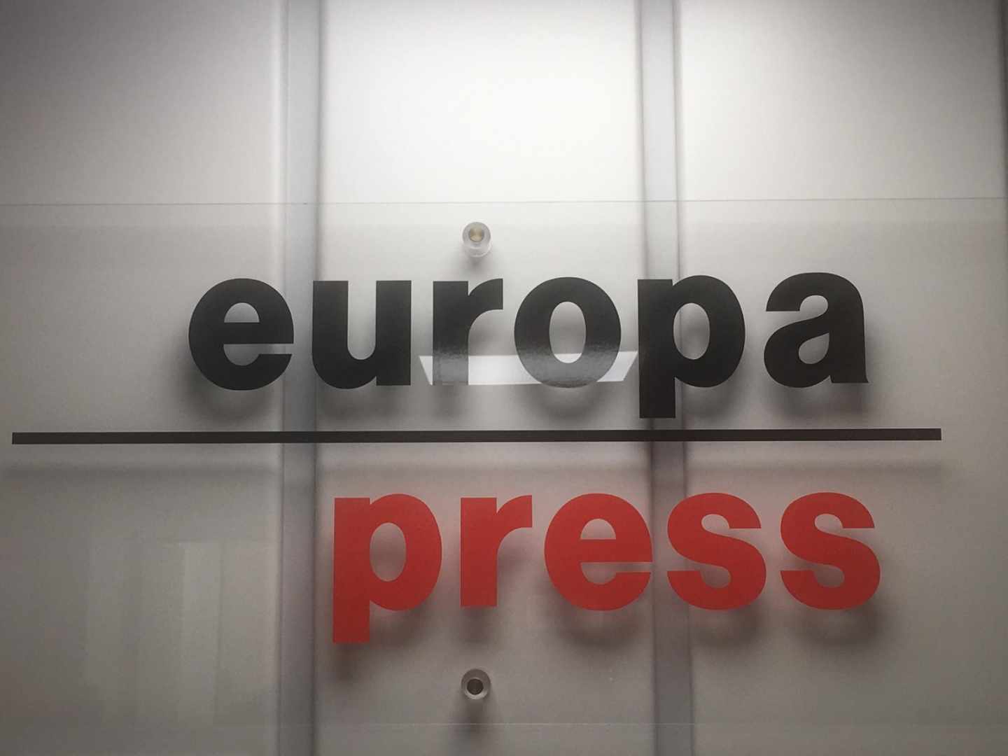 Europa Press se querella contra el juez que autorizó requisar el móvil de una periodista
