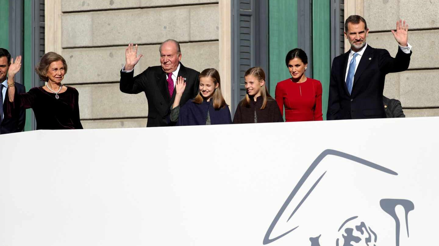Los Reyes, que presiden el acto solemne conmemorativo del 40 aniversario de la Constitución, que se celebra hoy en el Congreso, al que también asisten sus hijas, la Princesa Leonor y la infanta Sofía, así como los reyes Juan Carlos y Sofía, saludan a su llegada.
