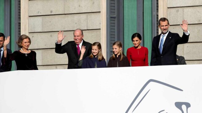 Los Reyes, que presiden el acto solemne conmemorativo del 40 aniversario de la Constitución, que se celebra hoy en el Congreso, al que también asisten sus hijas, la Princesa Leonor y la infanta Sofía, así como los reyes Juan Carlos y Sofía, saludan a su llegada.