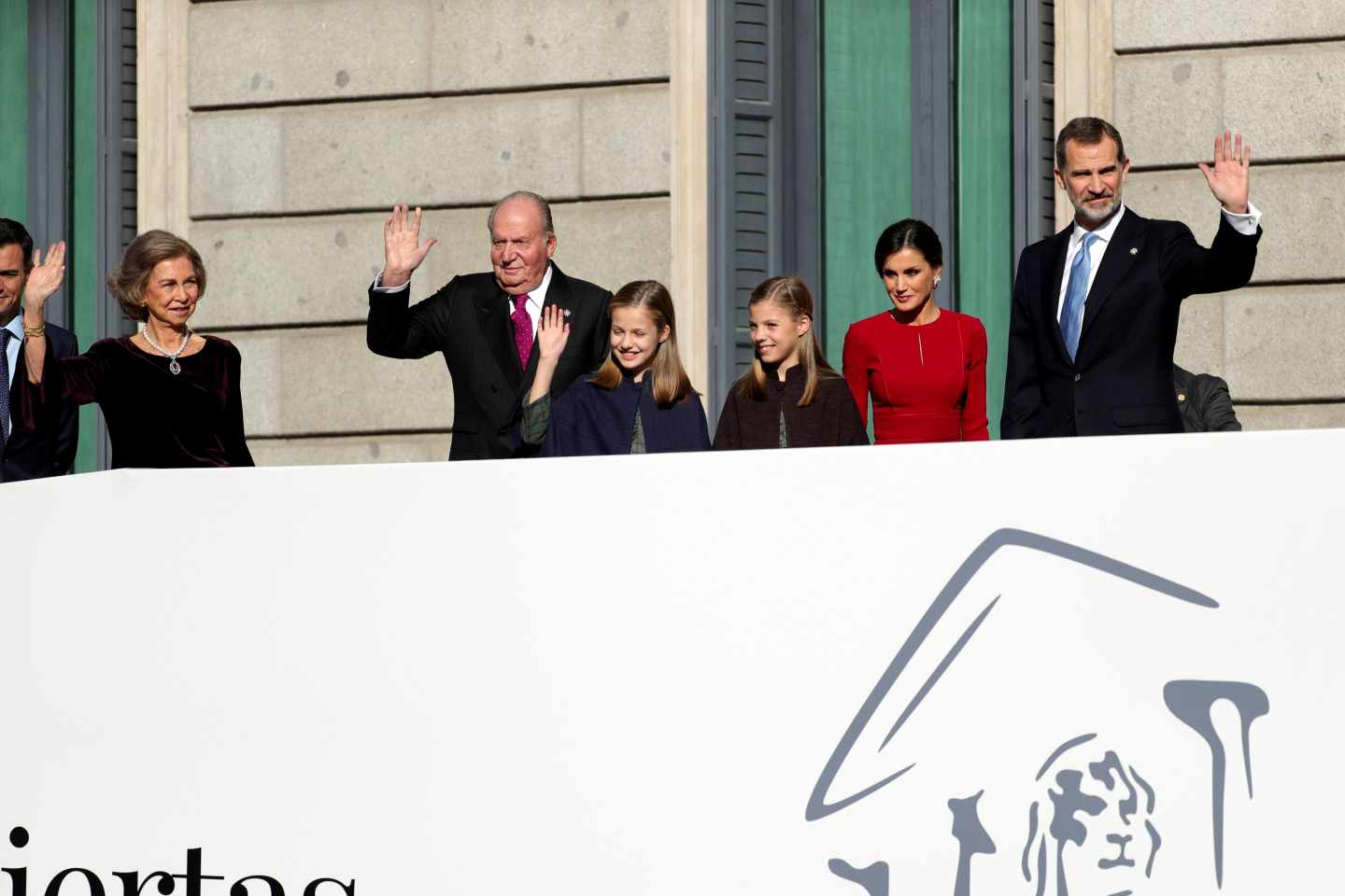 Los Reyes, que presiden el acto solemne conmemorativo del 40 aniversario de la Constitución, que se celebra hoy en el Congreso, al que también asisten sus hijas, la Princesa Leonor y la infanta Sofía, así como los reyes Juan Carlos y Sofía, saludan a su llegada.