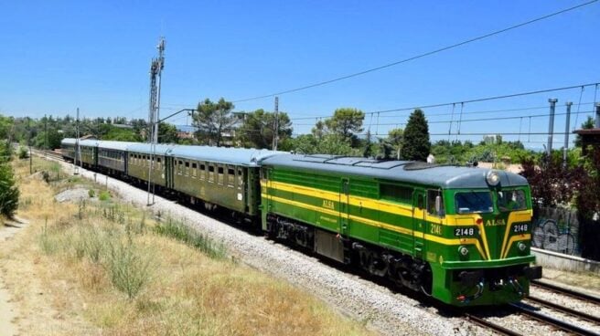 El tren turístico Felipe II une desde 2017 Príncipe Pío con El Escorial.