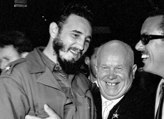 Abrazo entre Fidel Castro y Nikita Jruschov en Nueva York en 1960.