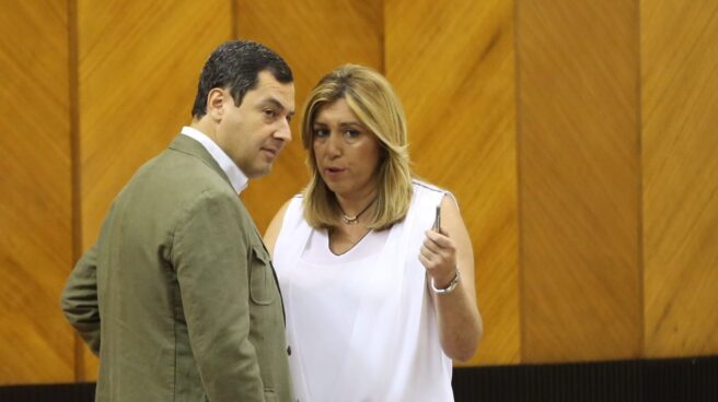 Juanma Moreno presidente investidura PP Gobierno andalucía pacto Ciudadanos Vox Susana Díaz Susana Díaz habla con Moreno Bonilla en el salón de plenos del Parlamento andaluz.