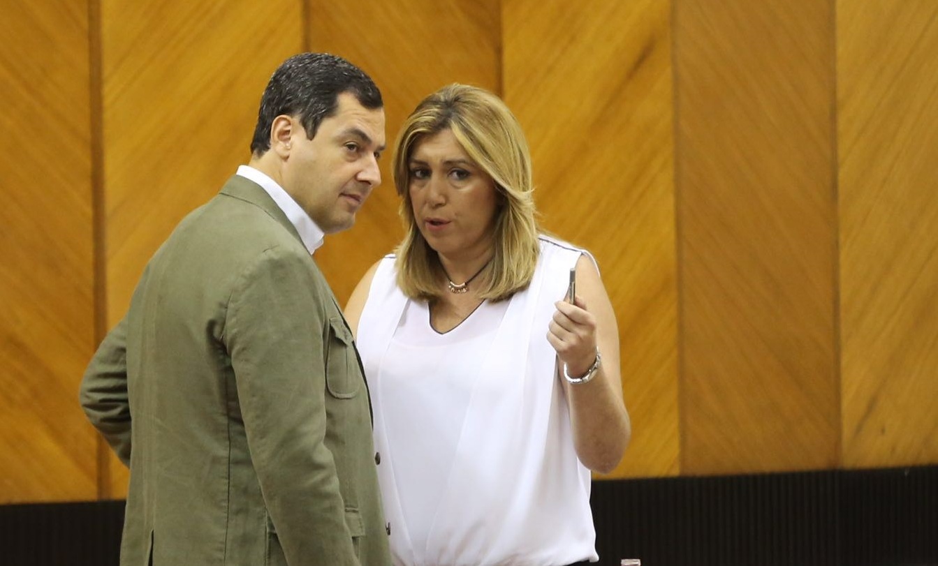 Susana Díaz habla con Moreno Bonilla en el salón de plenos del Parlamento andaluz.
