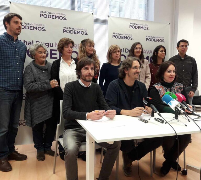 Tránsfugas expulsan del grupo de Podemos a tres diputados oficialistas en Navarra