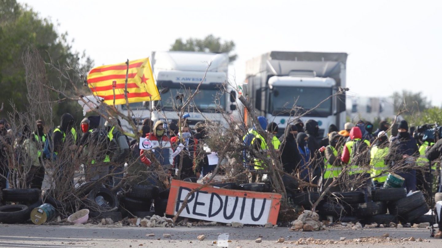 Protesta de los CDR en la autopista AP-7, a la altura de L'Ampolla (Tarragona).