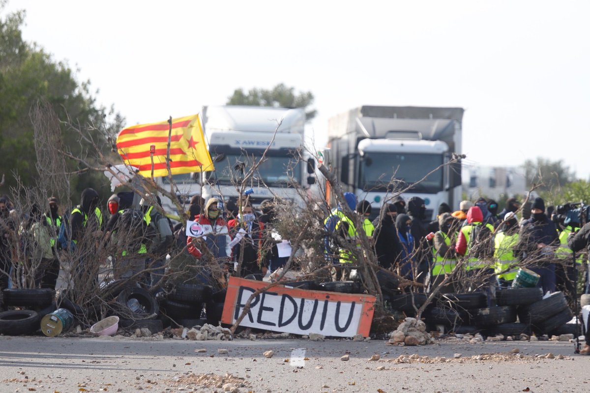 Protesta de los CDR en la autopista AP-7, a la altura de L'Ampolla (Tarragona).