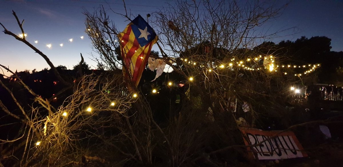 Protesta de los CDR en la autopista AP-7, a la altura de L'Ampolla (Tarragona).