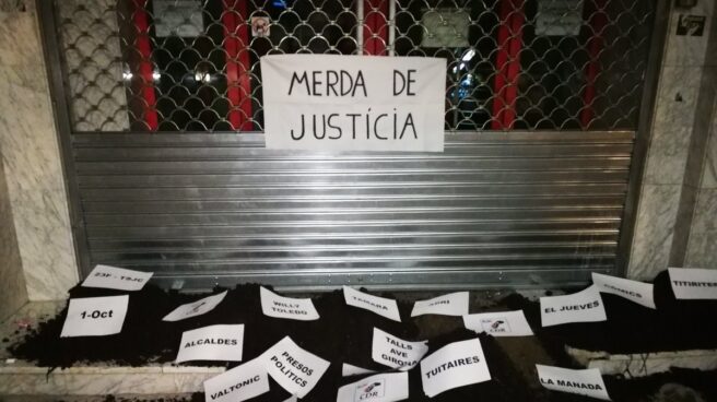 Los CDR vuelven a dejar excrementos y basura a las puertas de juzgados catalanes