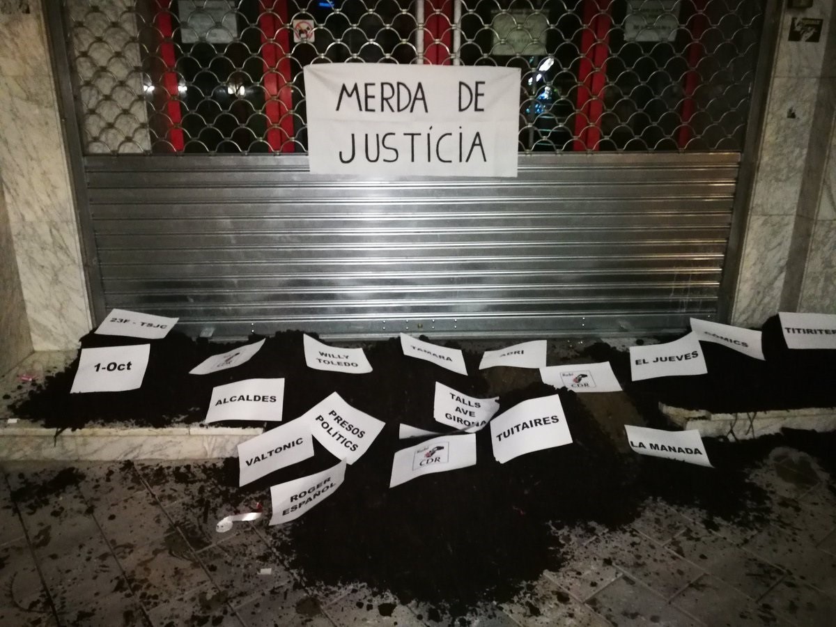 Los CDR vuelven a dejar excrementos y basura a las puertas de juzgados catalanes