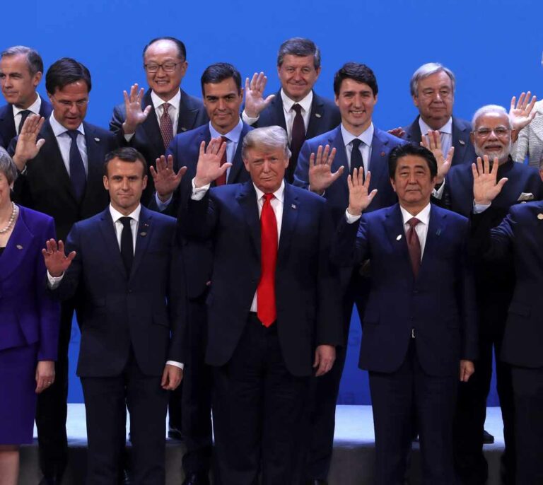 El príncipe heredero saudí queda apartado en la foto de familia en la cumbre del G20
