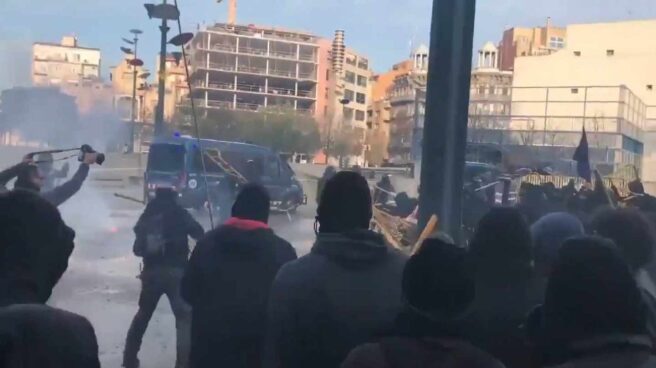 Heridos 12 mossos y 2 activistas en la manifestación por la Constitución en Girona