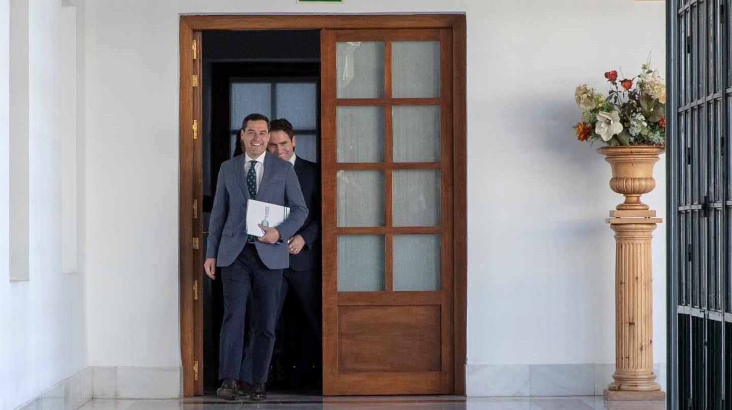 Juanma Moreno, junto a Teodoro García Egea.