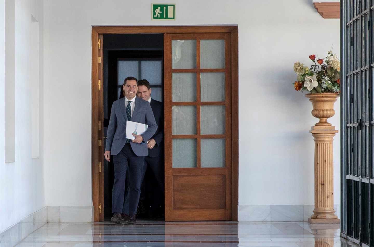 Juanma Moreno, junto a Teodoro García Egea.