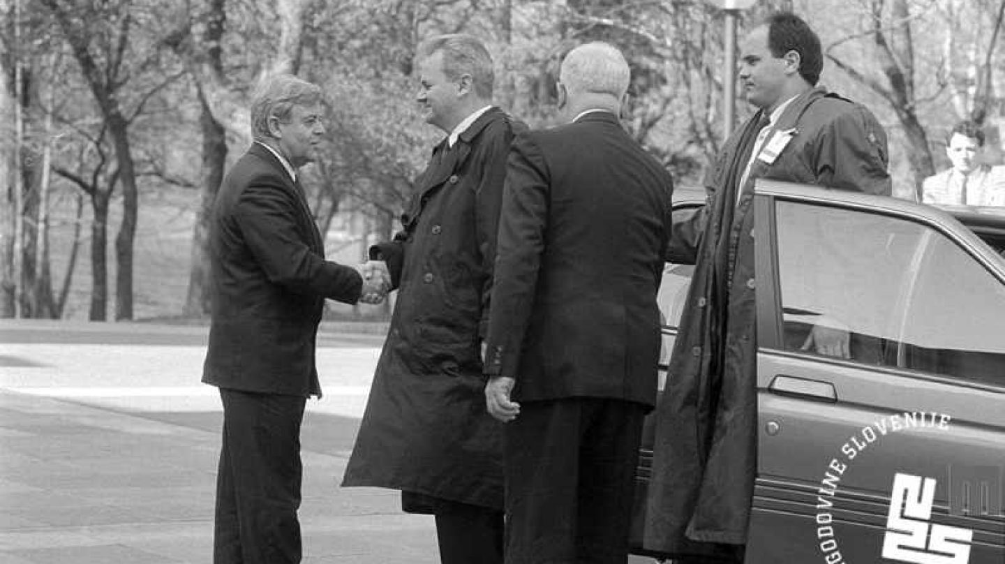 Milan Kucan y Slobodan Milosevic se saludan con un apretón de manos en 1991, meses antes de la declaración de independencia de Eslovenia.