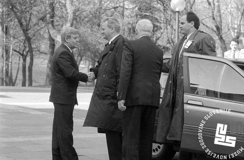 Milan Kucan y Slobodan Milosevic se saludan con un apretón de manos en 1991, meses antes de la declaración de independencia de Eslovenia.