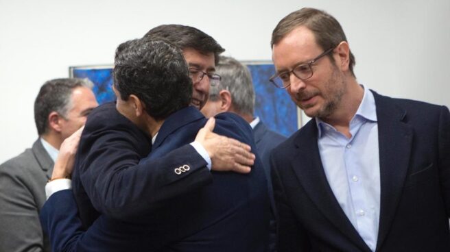 Juan Marín y Juanma Moreno se abrazan ante Javier Maroto en el parlamento andaluz. Juan Marín y Juanma Moreno se abrazan ante Javier Maroto en el parlamento andaluz.