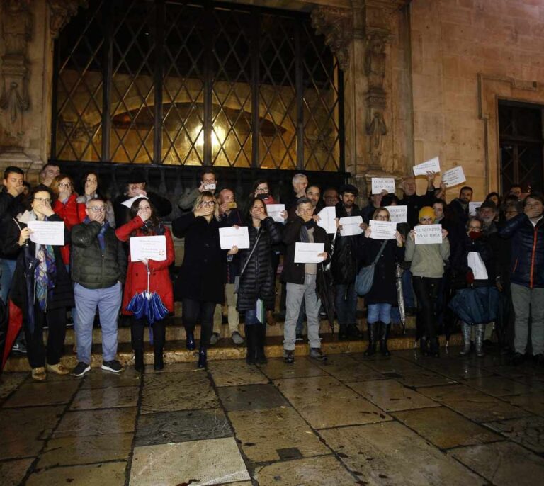 Admiten a trámite la querella contra la incautación de móviles a periodistas
