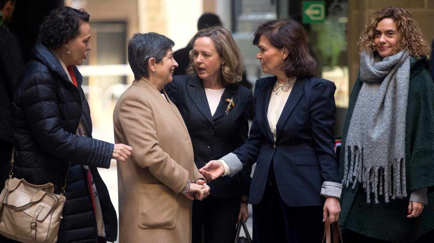 Ministras del gobierno de Sánchez, ante la Lonja de Mar.