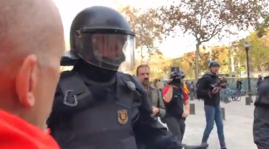 Un mosso se encara con los manifestantes en Barcelona: "La República no existe, idiotas"