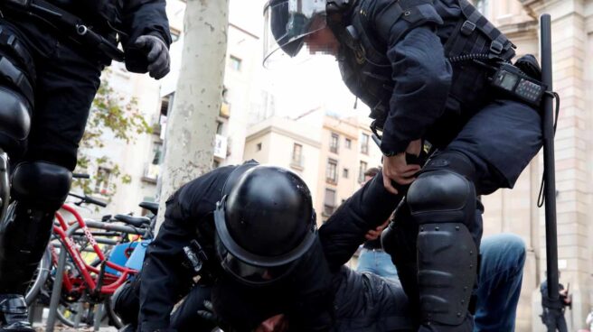 Sigue la tensión en Barcelona tras el Consejo de Ministros: cargas en torno a la Llotja de Mar