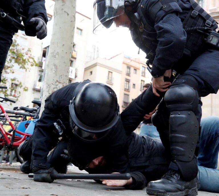 Sigue la tensión en Barcelona tras el Consejo de Ministros: cargas en torno a la Llotja de Mar