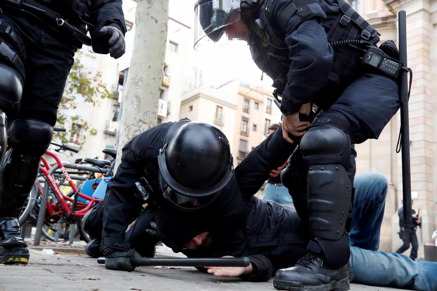 Sigue la tensión en Barcelona tras el Consejo de Ministros: cargas en torno a la Llotja de Mar