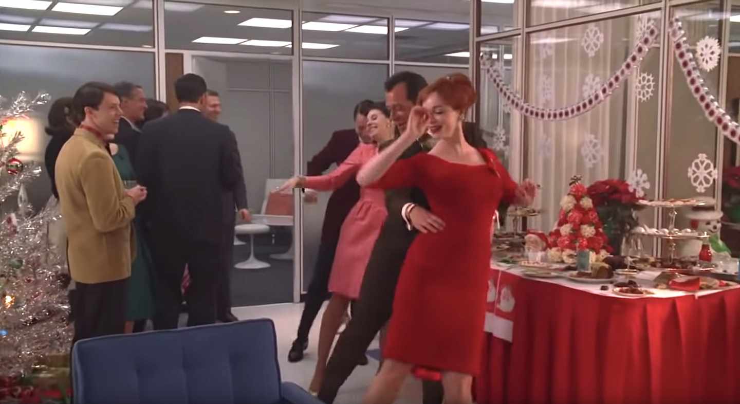 Cena de Navidad en la agencia de la serie Mad Men