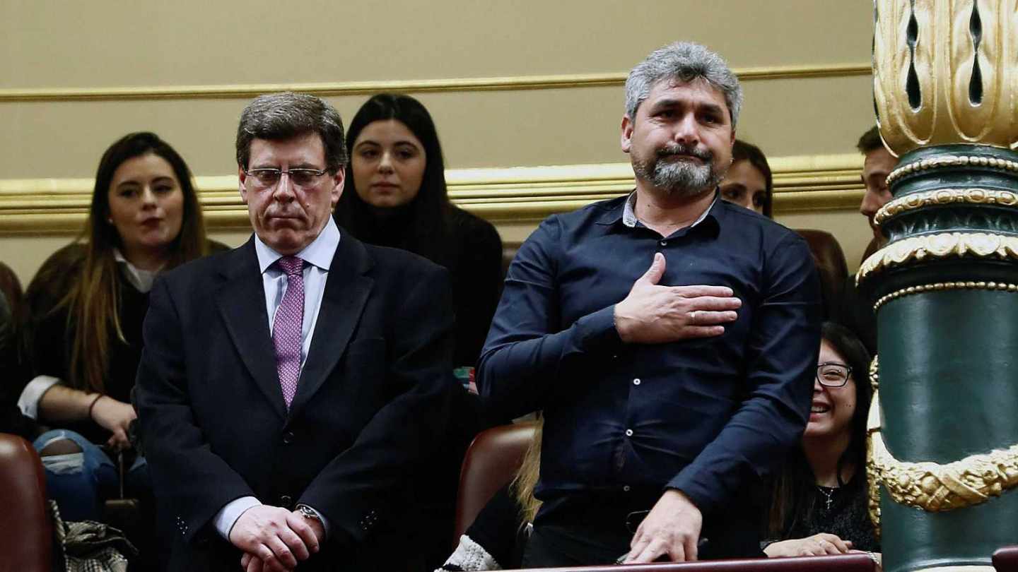 Los padres de Diana Quer y Mari Luz Cortés, en el Congreso de los Diputados durante el debate sobre la prisión permanente revisable.