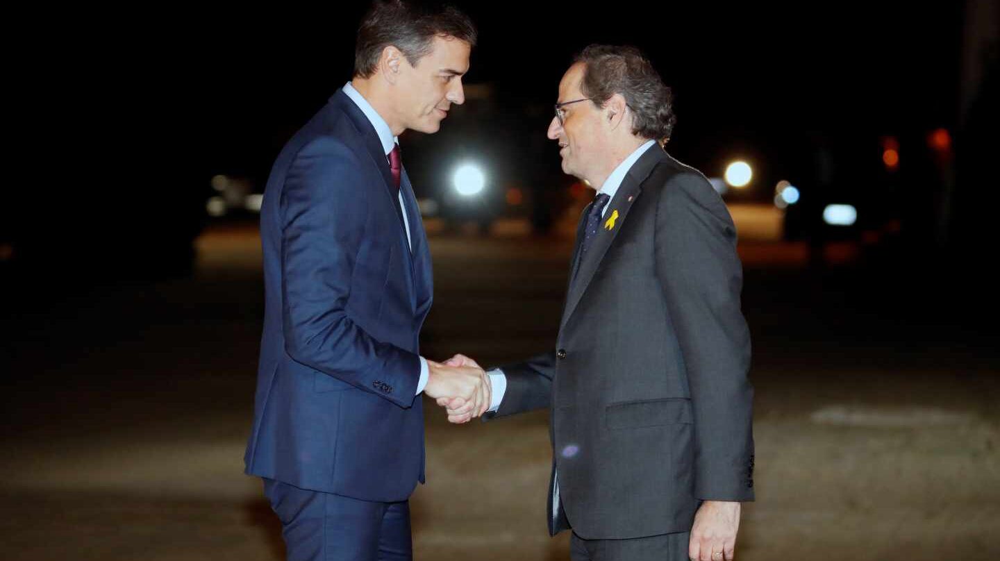 Pedro Sánchez y Quim Torra se saludan a las puertas de Pedralbes.