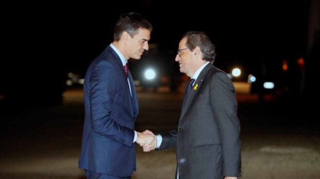 Pedro Sánchez y Quim Torra se saludan a las puertas de Pedralbes.