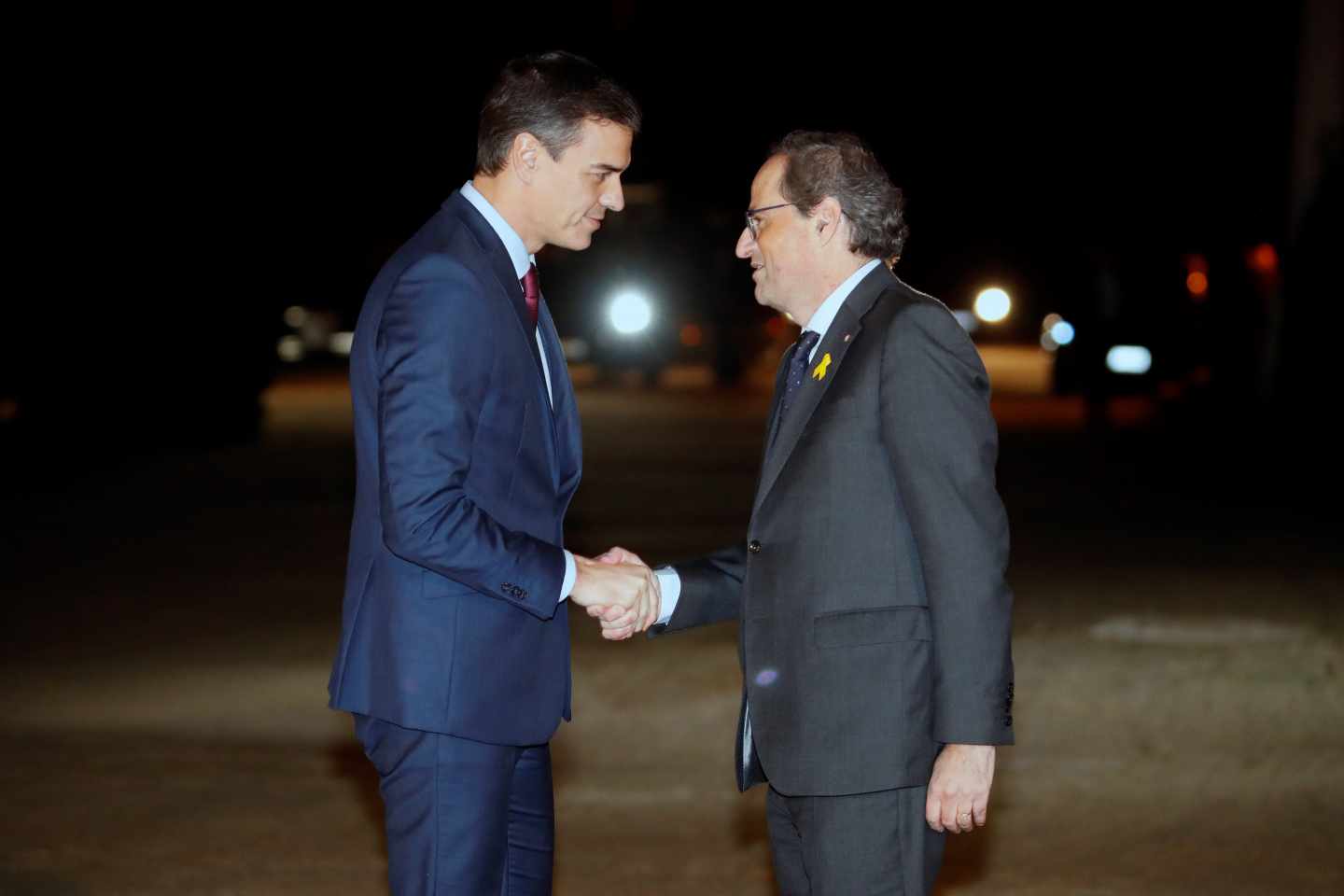 Pedro Sánchez y Quim Torra se saludan a las puertas de Pedralbes.