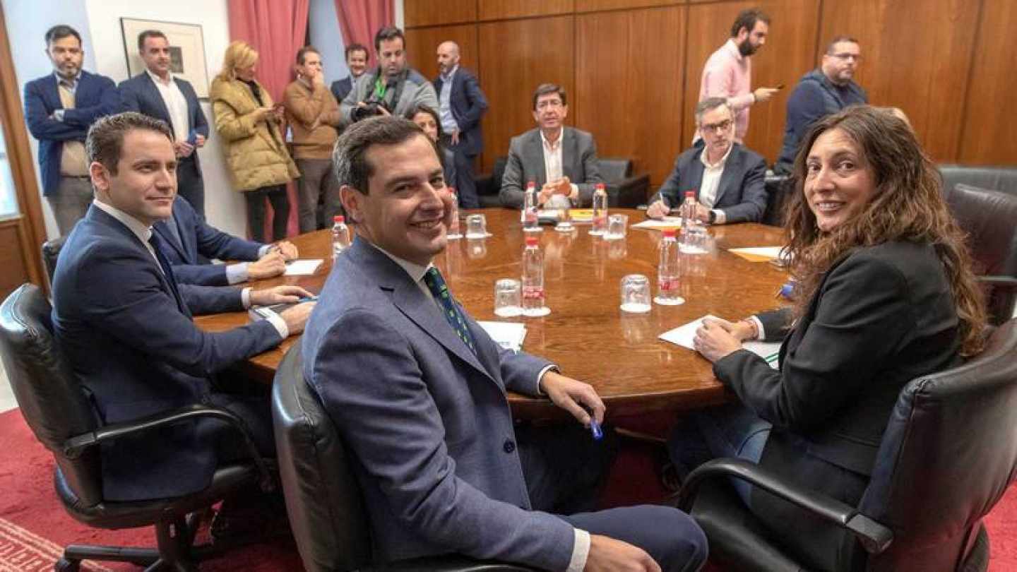 Imagen de las delegaciones negociadoras de PP y Ciudadanos