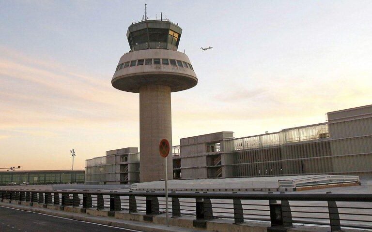 Colau pide eliminar el puente aéreo Madrid-Barcelona para reducir la contaminación
