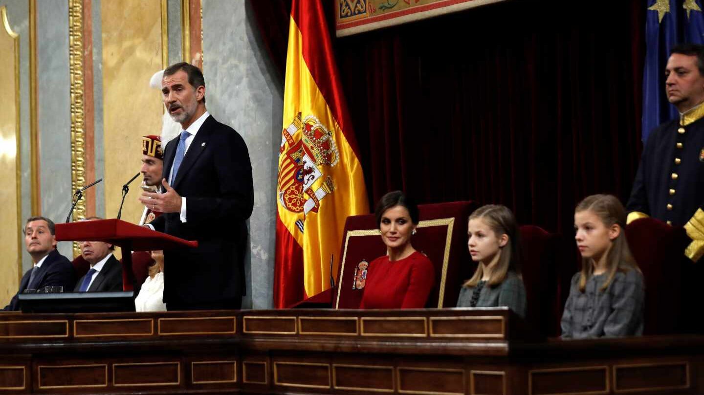 El Rey Felipe VI, junto a la Reina Letizia, la princesa Leonor (2d) y la Infanta Sofía, en el hemiciclo del Congreso de los Diputados, en el que se celebra esta mañana la solemne conmemoración del 40 aniversario de la Constitución