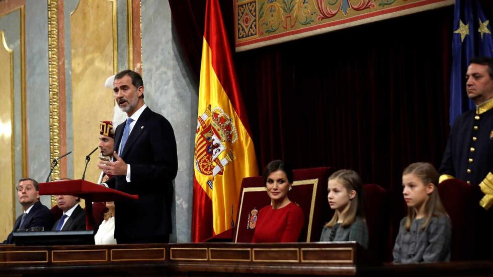 El Rey Felipe VI, junto a la Reina Letizia, la princesa Leonor (2d) y la Infanta Sofía, en el hemiciclo del Congreso de los Diputados, en el que se celebra esta mañana la solemne conmemoración del 40 aniversario de la Constitución