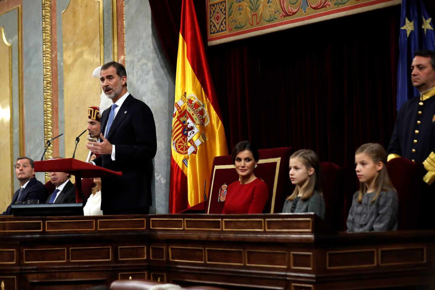 El Rey Felipe VI, junto a la Reina Letizia, la princesa Leonor (2d) y la Infanta Sofía, en el hemiciclo del Congreso de los Diputados, en el que se celebra esta mañana la solemne conmemoración del 40 aniversario de la Constitución