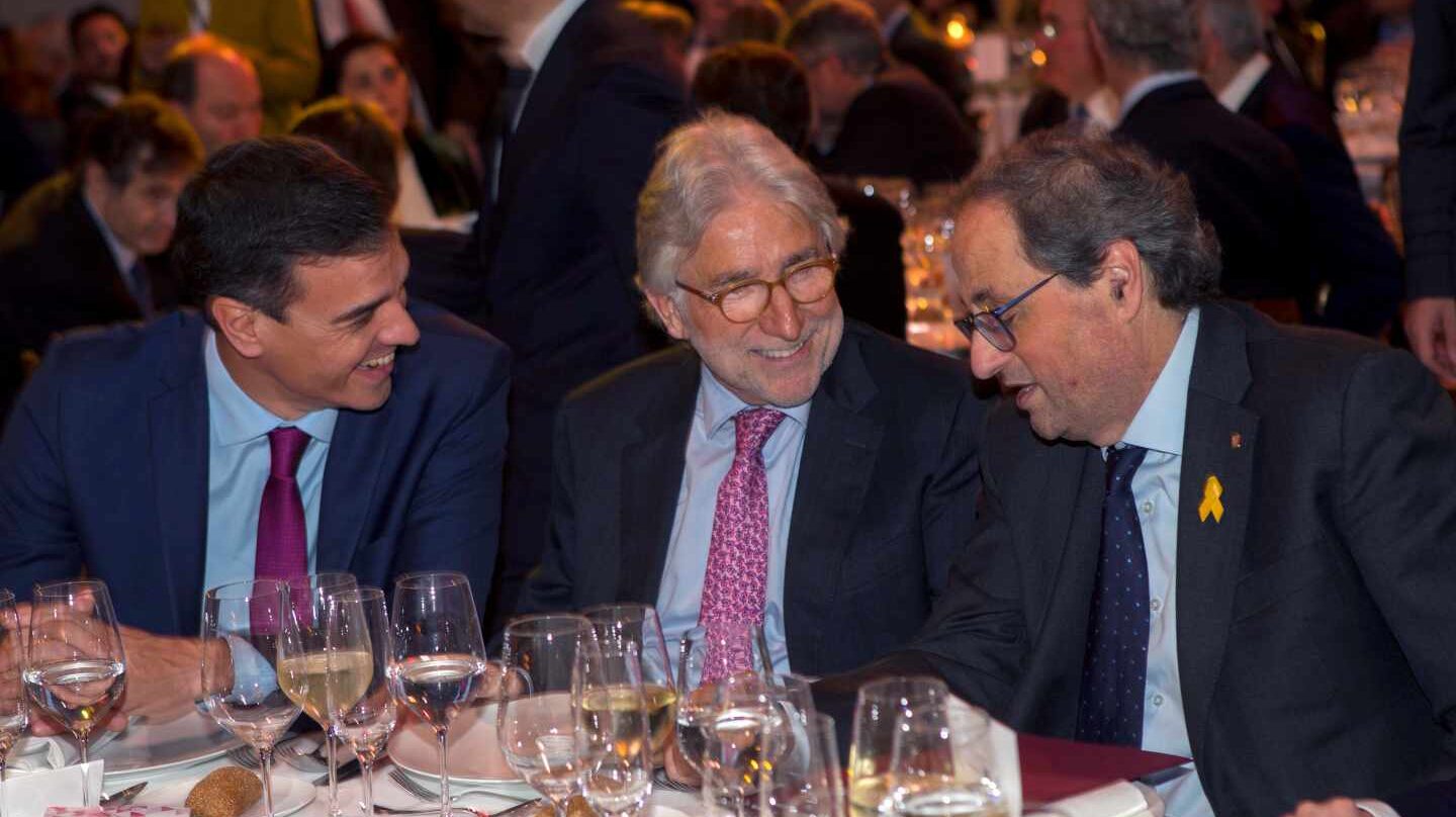 El presidente del Gobierno Pedro Sánchez (i), el presidente de la Generalitat de Cataluña Quim Torra (d) y el presidente de Foment Josep Sanchez Llibre (c).
