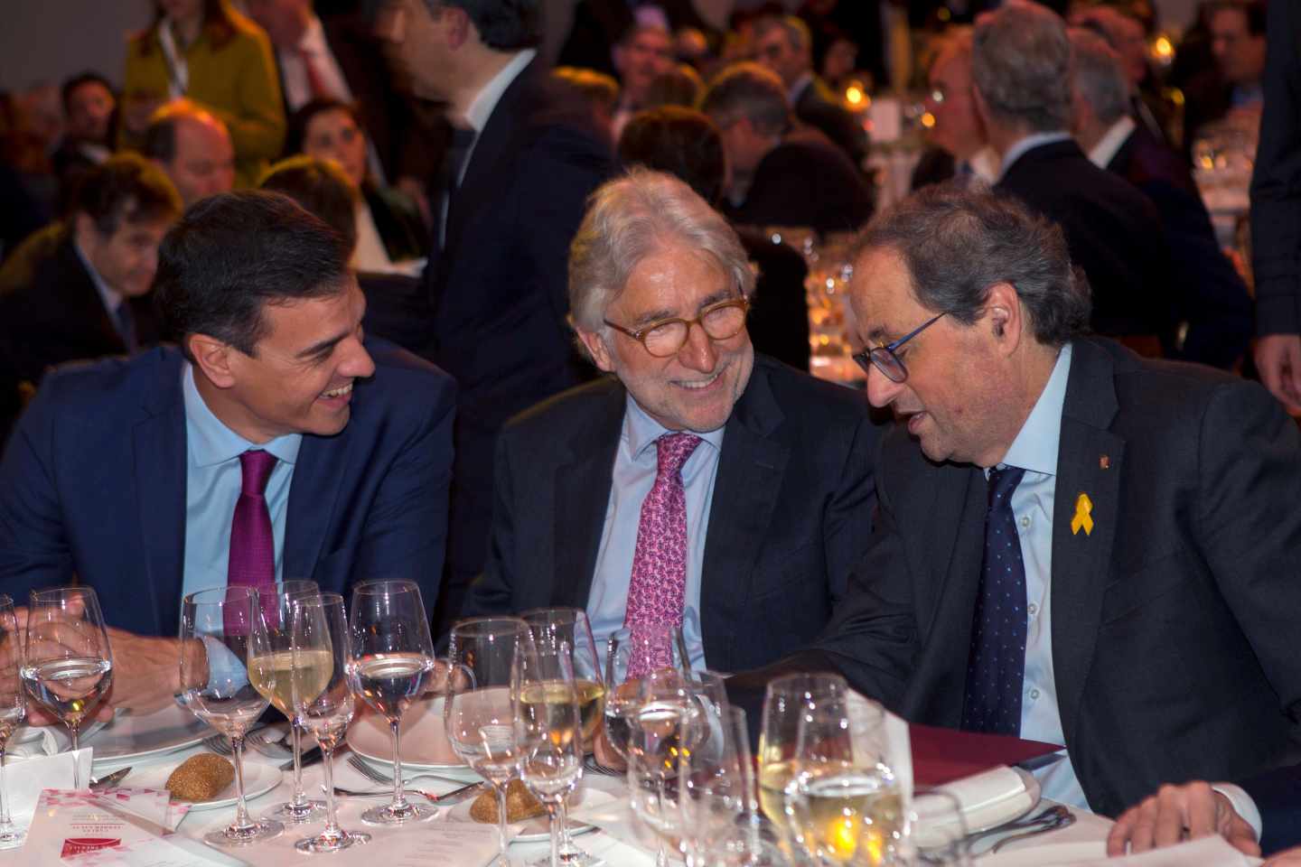 El presidente del Gobierno Pedro Sánchez (i), el presidente de la Generalitat de Cataluña Quim Torra (d) y el presidente de Foment Josep Sanchez Llibre (c).