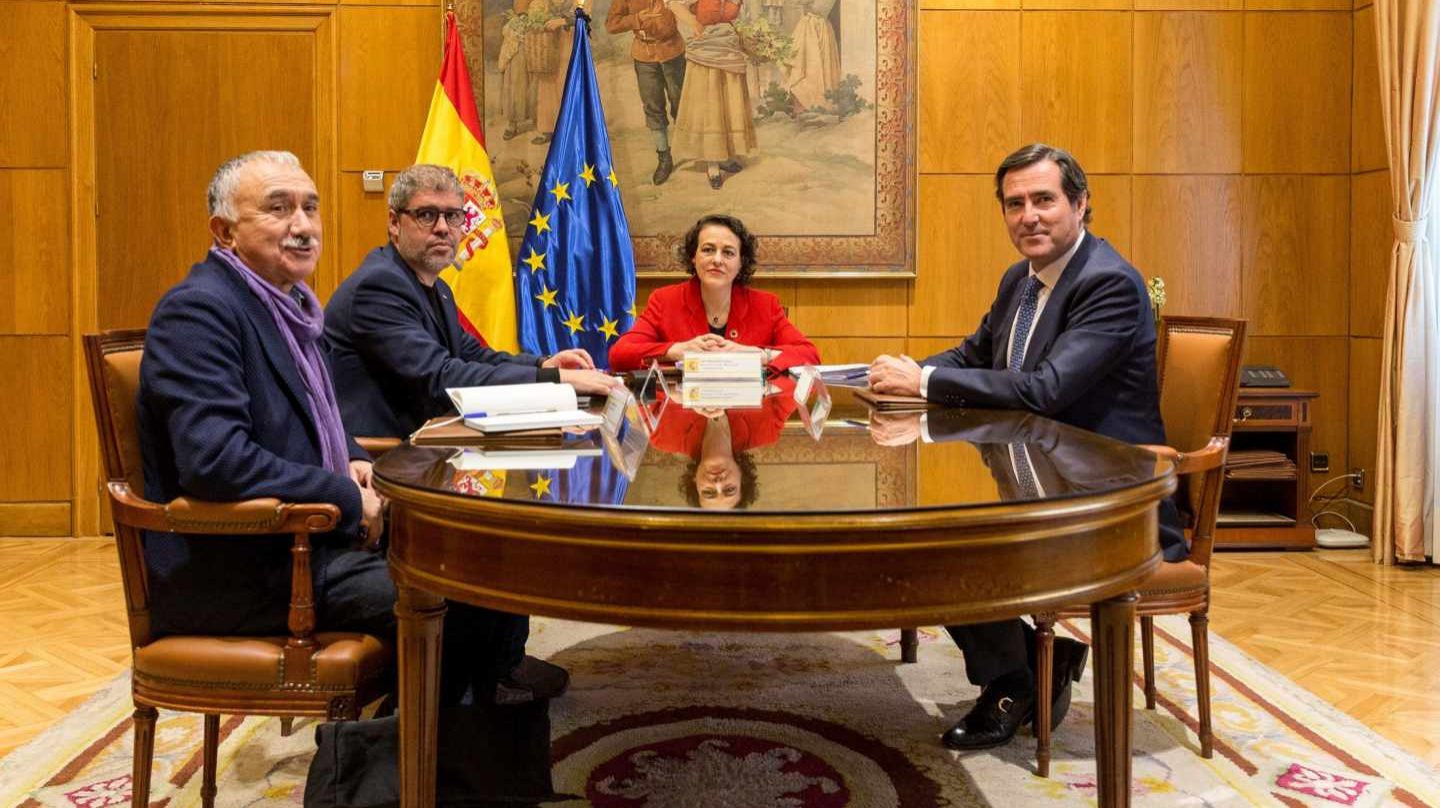 La ministra de Trabajo, Magdalena Valerio (2d), junto a los secretarios generales de los sindicatos UGT y CCOO, Pepe Alvárez (i) y Unai Sordo (2i), y el presidente de CEOE-CEPYME, Antonio Garamendi (d), durante la reunión que han mantenido para hacer balance del trabajo de la Mesa de Diálogo Social.