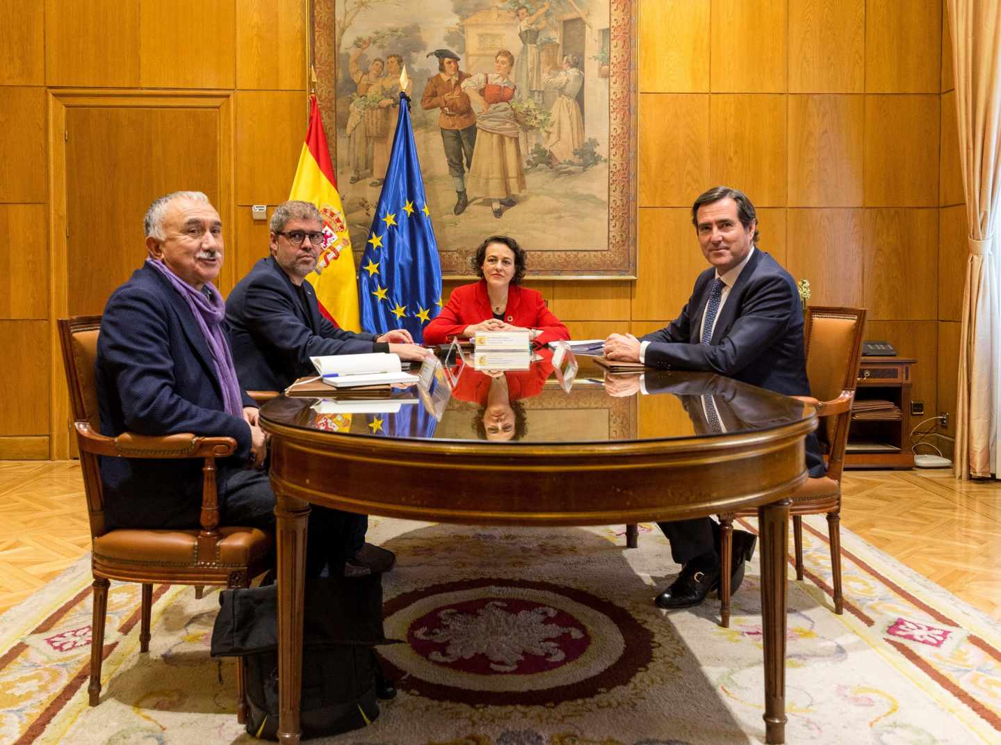 La ministra de Trabajo, Magdalena Valerio (2d), junto a los secretarios generales de los sindicatos UGT y CCOO, Pepe Alvárez (i) y Unai Sordo (2i), y el presidente de CEOE-CEPYME, Antonio Garamendi (d), durante la reunión que han mantenido para hacer balance del trabajo de la Mesa de Diálogo Social.