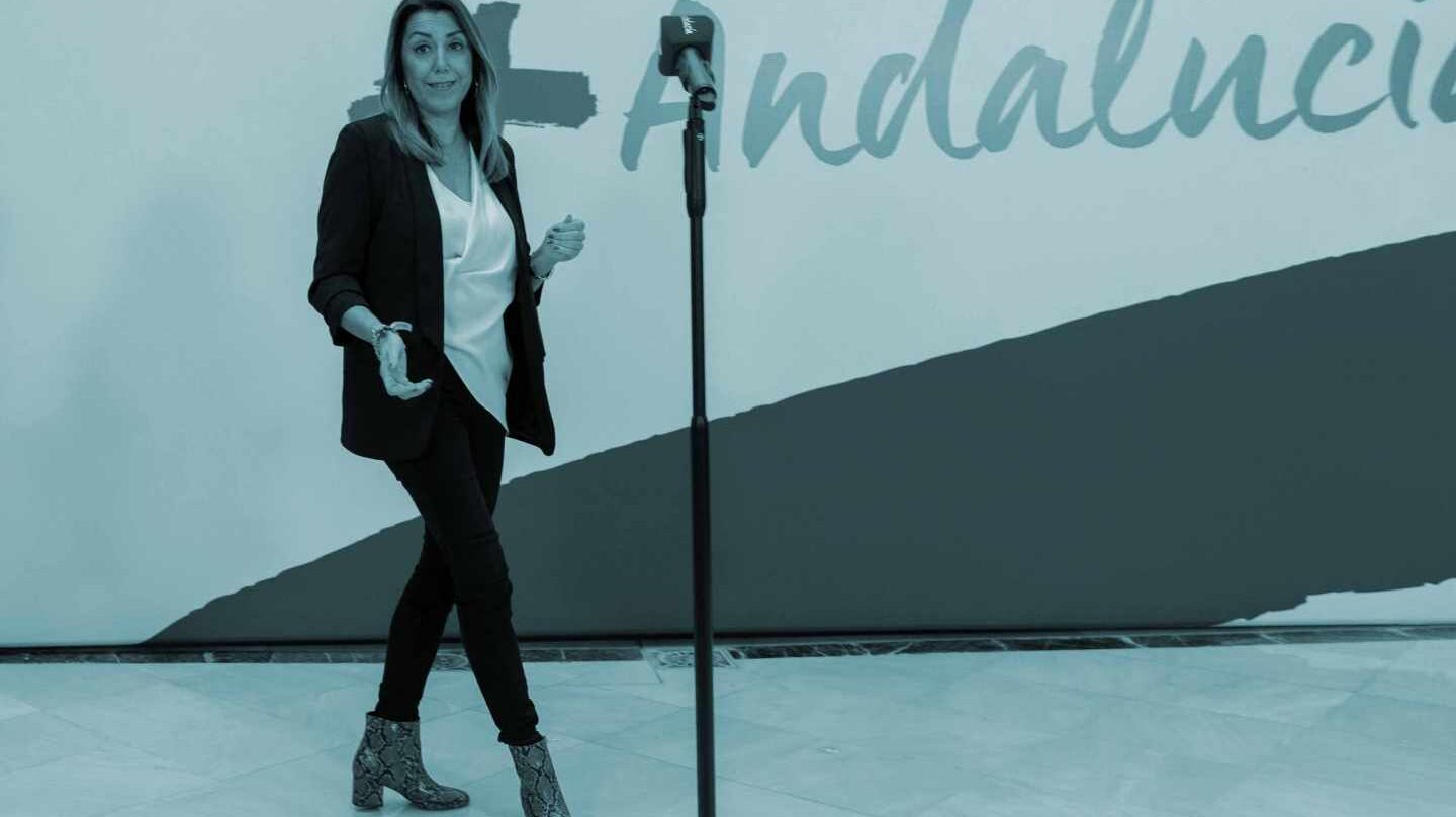 La presidenta andaluza en funciones y secretaria general del PSOE-A, Susana Díaz, a su llegada a su comparecencia hoy en la sede del partido en Sevilla tras la reunión de la Ejecutiva Regional socialista que le ha dado la confianza para seguir liderando el partido.