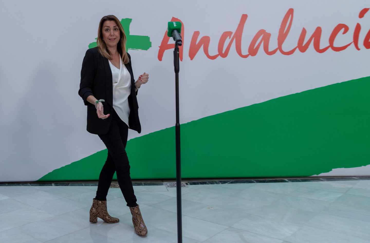 La presidenta andaluza en funciones y secretaria general del PSOE-A, Susana Díaz, a su llegada a su comparecencia hoy en la sede del partido en Sevilla tras la reunión de la Ejecutiva Regional socialista que le ha dado la confianza para seguir liderando el partido.