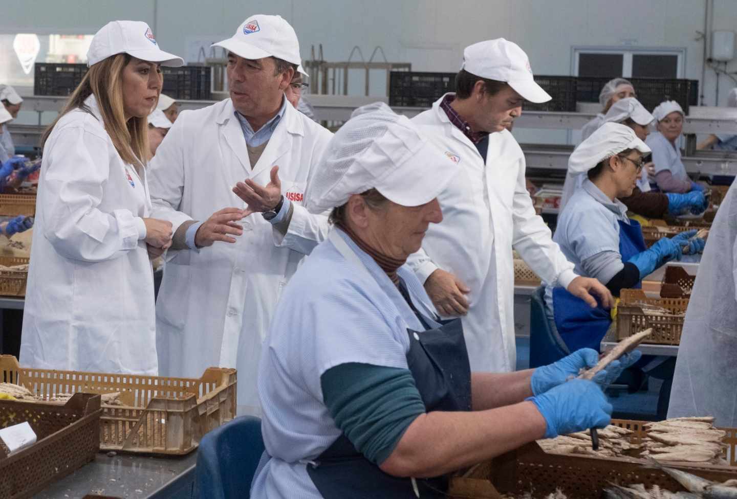 Susana Díaz visita una fábrica durante la campaña electoral.